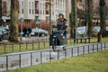 Bildunterschrift: Für mehr Sicherheit unterwegs sorgt das eBike ABS. Es verhindert, dass das Vorderrad blockiert und hilft beim Bremsen auf rutschigen Untergründen wie nassem Asphalt oder losem Schotter. Foto: Robert Bosch GmbH/akz-o