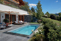 Bildunterschrift: Pool mit komfortablem Treppeneinstieg und konkurrenzlosem Traumblick Foto: Vita Bad/akz-o