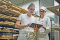 Bildunterschrift: Eine Lehre im Bäckerhandwerk verbindet traditionelles Können mit modernen Technologien – und bietet hervorragende Perspektiven auf einem Arbeitsmarkt, der nach qualifizierten Fachkräften sucht. Foto: Zentralverband des Deutschen Bäckerhandwerks/akz-o