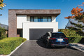 Bildunterschrift: Dunkle Pflasterklinker liegen im Trend und harmonieren mit moderner Architektur. Foto: Arbeitsgemeinschaft Pflasterklinker e.V./Vandersanden/Marc Sourbron/akz-o