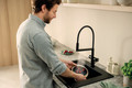 Bildunterschrift: Die Filter- und Mineralisierungsarmatur Aqittura erweitert die Möglichkeiten an der Küchenspüle. Foto: hansgrohe/Hansgrohe SE/akz-o