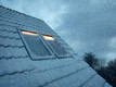 Bildunterschrift: Eine Velux Studie zeigte 2024, dass der Austausch typischer 20-30 Jahre alter Dachfenster gegen neue Modelle mit 3-fach-Verglasung den Bedarf an Heizenergie um 17 Prozent senken kann. Foto: Velux/akz-o