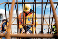 Bildunterschrift: Um Schalungen herzustellen und Bauteile zu betonieren, sollten Auszubildende handwerkliches Geschick mitbringen und die Fähigkeit, präzise mit Werkzeugen und Maschinen umzugehen. Foto: Depenbrock/akz-o