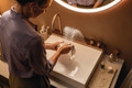 Bildunterschrift: Sanfter Schwall statt harter Strahl: Innovative Waschtischarmaturen bringen viel Wasser weich ins Gesicht und machen die tägliche Beautyroutine zum Vergnügen. Foto: Hansgrohe/akz-o