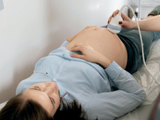 Regelmäßige Vorsorgeuntersuchungen geben Sicherheit und helfen, die Entwicklung des Babys im Blick zu behalten. Foto: pexels.com/ak-o