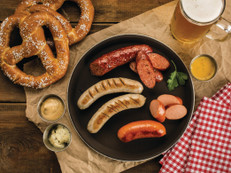 Eine natürliche Hülle verleiht jeder Wurst ihr individuelles Aussehen, ist luftdurchlässig, bringt den Geschmack voll zur Geltung. Foto: pexels.com/akz-o