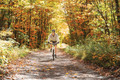 Bildunterschrift: Mit der richtigen Behandlung und gezieltem Training können Menschen mit COPD aktiv bleiben und die kleinen Freuden des Alltags – wie einen Spaziergang durch den bunten Herbstwald – wieder genießen. Foto: pexels.com/akz-o