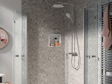 Barrierearmer Duschraum dank Drehfalttüren  Barrierearmer Duschraum dank Drehfalttüren