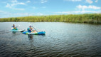 Bildunterschrift: Die Wasserwege und die Atlantikküste von Virginia Beach lassen sich am besten mit dem Kajak erkunden. Foto: Virginia Beach Convention & Visitors Bureau/akz-o