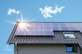 Bildunterschrift: Photovoltaikanalgen auf dem Dach: Nur vom zulassungspflichtigen Handwerk Foto: Alessandro Terranova/stock.adobe.com/ZVDH/akz-o