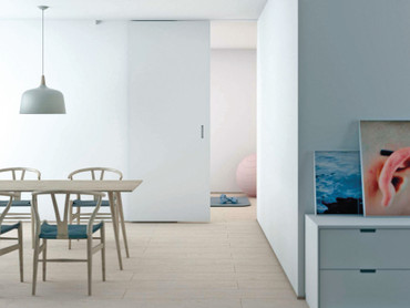 Regelmäßiges Lüften ist wichtig – reicht aber manchmal nicht aus. Für größere Raumecken oder unter Schrägen, in denen häufig die Luft steht, eignen sich Anti-Schimmel-Standlüfter. Sie sorgen durch die regelmäßige, leise Luftverwirbelung für gesunde Verhältnisse, ganz ohne Chemie. Foto: pexels.com/MouldEX/akz-o Regelmäßiges Lüften ist wichtig – reicht aber manchmal nicht aus. Für größere Raumecken oder unter Schrägen, in denen häufig die Luft steht, eignen sich Anti-Schimmel-Standlüfter. Sie sorgen durch die regelmäßige, leise Luftverwirbelung für gesunde Verhältnisse, ganz ohne Chemie. Foto: pexels.com/MouldEX/akz-o