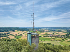 Zu den landschaftlichen Höhepunkten zählen unter anderem die idyllischen Flusstäler sowie die Aussicht vom 510 Meter hohen Einkorn. Foto: Hohenlohe + Schwäbisch Hall Tourismus e.V./Trykowski/akz-o