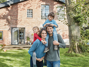 Wer im Alter mietfrei wohnen möchte, kann mit höheren staatlichen Zuschüssen und erweiterten Fördermöglichkeiten rechnen. Foto: Westend61/gettyimages.com/LBS/akz-o