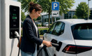 Bildunterschrift: E-Autos sind für viele Menschen bereits heute eine praktikable Lösung. Entscheidend sind individuelle Fahrgewohnheiten, Ladeinfrastruktur und persönliche Anforderungen. Klar ist jedoch: Die Elektromobilität wird den Straßenverkehr in den kommenden Jahren zunehmend prägen. Foto: KI-generiert/ak-o