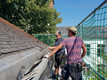 Bildunterschrift: Verklammerung und Befestigung der Dachziegel bzw. -platten werden beim DachCheck geprüft. Foto: ZVDH/akz-o