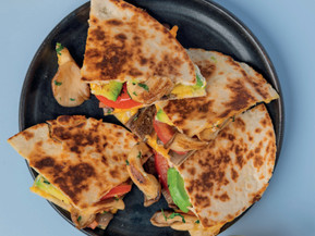 Diese knusprigen Quesadillas sind vollgepackt mit Geschmack. Foto: Stevan Paul/akz-o