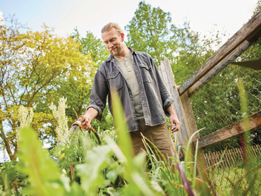 Wasser sparen im Garten: Feuchtigkeit lange im Boden halten