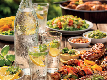 Kulinarischer Genuss zur Grillzeit: Welches Mineralwasser zu welchem Essen passt