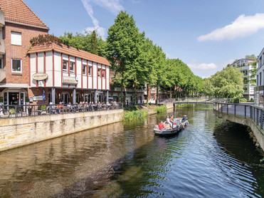Wunderschöne Bootstouren führen in der Innenstadt unter die Bentheimer Torbrücke. Foto: VVV Nordhorn/akz-o