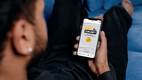 Bildunterschrift: Azubis können ihr Berichtsheft unkompliziert per App führen. Foto: Zentralverband des Deutschen Bäckerhandwerks/akz-o