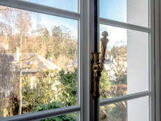 Das schlanke und filigrane FINEO Vakuumisolierglas kann in praktisch jeden historischen Rahmen eingepasst werden. Foto: FINEO Heritage/akz-o