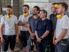 Auszubildende im Gespräch mit Dozenten. Die Bedeutung von Gehörschutz auf Baustellen wird auch während der überbetrieblichen Ausbildung vermittelt. Foto: ZVDH/akz-o