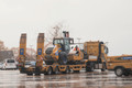 Bildunterschrift: Technische Probleme beheben, entweder in der Werkstatt oder auf der Baustelle: Das ist der Job der Land- und Baumaschinenmechatroniker. Foto: Depenbrock/akz-o