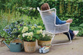 Bildunterschrift: Mit der Hortensiensorte Endless Summer erreicht man auf Terrasse und im Garten schnell ausdauernde und üppige Blütenfülle. Foto: zu Jeddeloh Pflanzenhandels-GmbH/akz-o