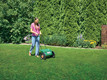 Bildunterschrift: Mit einem Streuwagen wird der Rasendünger gleichmäßig auf der Fläche ausgebracht. Foto: Evergreen Garden Care/akz-o
