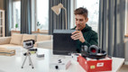 Bildunterschrift: Unboxing-Videos werden millionenfach angesehen. Foto: LanaStock/istockphoto.com/akz-o