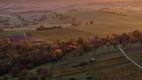 Bildunterschrift: Herbst über den Hügeln: Weinberge, Wälder und weite Ausblicke machen die Region zu einem vielseitigen Gravelrevier. Foto: Tourimia Tourismus GmbH/Stefan Leitner Photography/akz-o