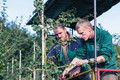 Bildunterschrift: Die Arbeit in einer Baumschule verbindet Natur, Technik und Teamarbeit auf besondere Weise. Foto: Bund deutscher Baumschulen e.V./akz-o
