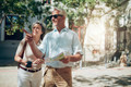 Bildunterschrift: Mit kleinen Vorbereitungen haben Menschen mit Hörgeräten große Urlaubsfreude. Foto: audibene GmbH/akz-o
