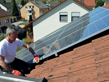 Der qualifizierte Dachdecker prüft die Befestigungen der Solarmodule und begutachtet die Unterkonstruktion im Rahmen des DachChecks. Foto: HF Redaktion/akz-o