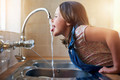 Bildunterschrift: Für ökologisch denkende Hausbesitzer ist die Aufbereitung des Dachablaufwassers zu Trinkwasser eine geniale Lösung in Richtung Unabhängigkeit vom Wasserversorger. Foto: PeopleImages/istockphoto.com/akz-o