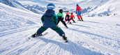 Bildunterschrift: Die jüngsten Skizwerge sammeln im geschützten Kinderland spielerisch ihre allerersten Pistenkilometer. Foto: Top On Snow Sudelfeld/akz-o 