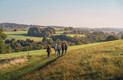 Bildunterschrift: Der Bergische Panoramasteig erschließt als Rundweg eine abwechslungsreiche Mittelgebirgslandschaft. Foto: Das Bergische/Jonas Dülberg/akz-o