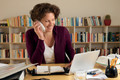 Bildunterschrift: Selbstständige Senioren-Assistenten bestimmen ihre Arbeitszeit und ihr Arbeitspensum selbst. Foto: Peter Maszlen/stock.adobe.com/akz-o