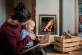 Bildunterschrift: Holz erzeugt eine besonders wohlige Wärme. Foto: GVOB/akz-o