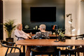 Bildunterschrift: Im richtigen Umfeld fühlen sich Senioren schnell zuhause. Foto: The Flag/akz-o