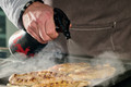 Bildunterschrift: Grill-Profis schwören darauf, das Grillgut zum Beispiel mit Apfelsaft zu besprühen. Foto: Birchmeier/akz-o
