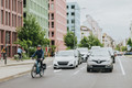 Bildunterschrift: Auf kurzen Strecken oft schneller als Auto oder Bahn: Mit dem eBike kann man Staus umfahren und spart sich die Parkplatzsuche. Foto: Bosch eBike Systems/akz-o