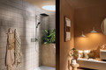 Bildunterschrift: Dezent und unaufdringlich: Die Raindance Alive Showerpipe verschmilzt optisch mit der Wand. Dank des neuen Archetyps des Aufputzthermostaten eignet sich diese Lösung optimal bei der Badrenovierung. Foto: hansgrohe/Hansgrohe SE/akz-o