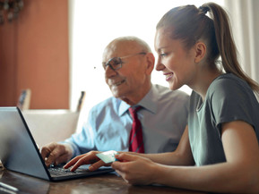 Auch das Heranführen an neue Techniken, ermöglicht den Senioren die Teilhabe am gesellschaftlichen Leben. Foto: pexels.com/Heide Volz/akz-o