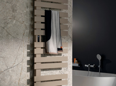 Mit innovativer Technik versorgt der Trockenheizkörper Yenga-E mit bis zu 800 Watt Wärmeleistung und integriertem Überhitzungsschutz das Bad zuverlässig und sicher mit kuschliger Wohlfühlwärme. Foto: HSK Duschkabinenbau KG/akz-o