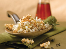 Der Klassiker mal anders: Kräuter-Popcorn mit Rosmarin und Thymian Foto: Popcorn Board/akz-o
