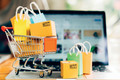 Bildunterschrift: Onlinehändler müssen den Kunden vor Kaufabschluss über den Preis, die Zahlungs- und Lieferbedingungen sowie das Widerrufsrecht aufklären. Foto: Mymemo/stock.adobe.com/akz-o