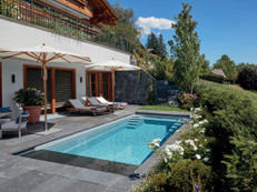 Pool mit komfortablem Treppeneinstieg und konkurrenzlosem Traumblick Foto: Vita Bad/akz-o
