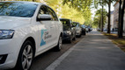 Bildunterschrift: Carsharing zeigt, wie sich Mobilität verändert. Für viele Menschen steht nicht mehr der Besitz eines Autos im Mittelpunkt, sondern die flexible Nutzung. Die Entwicklung neuer Mobilitätsangebote dürfte sich in den kommenden Jahren weiter beschleunigen. Foto: KI-generation/ak-o