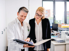 Mit zusätzlichem Managementwissen können Ärzte, Pflegekräfte und Physiotherapeuten Veränderungen im Gesundheitswesen aktiv mitgestalten. Foto: IST Studieninstitut/akz-o